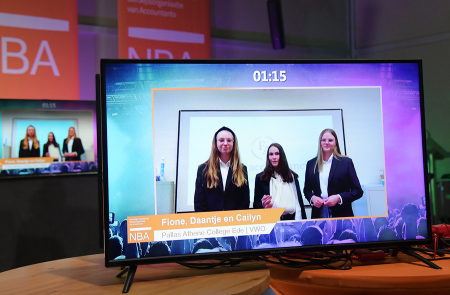 Team Pallas Athene College op een scherm op het podium