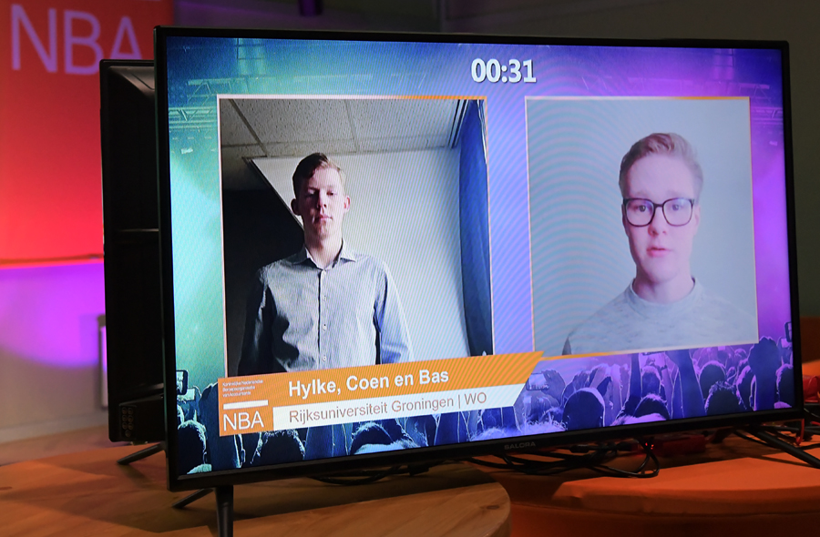 Team Rijksuniversiteit Groningen op een scherm op het podium