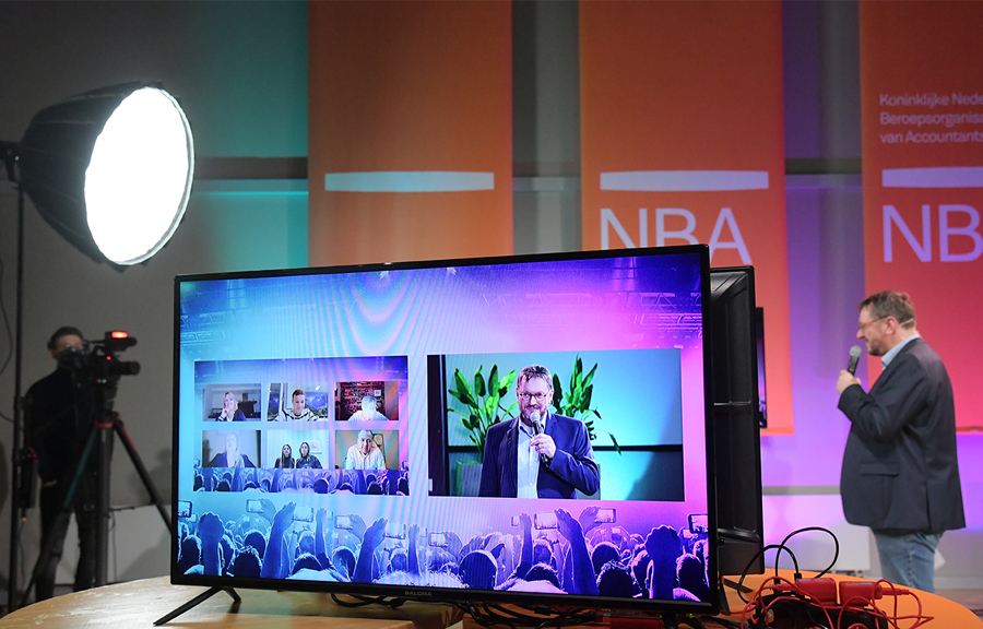 Lukas Burgering (NBA) praat op het podium met de jury via een scherm