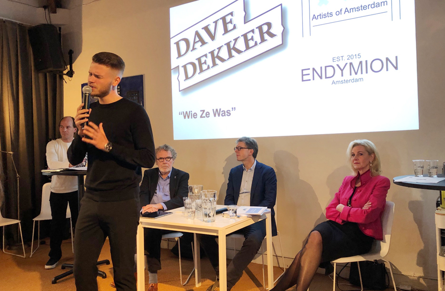 Dave Dekker zingend op het podium