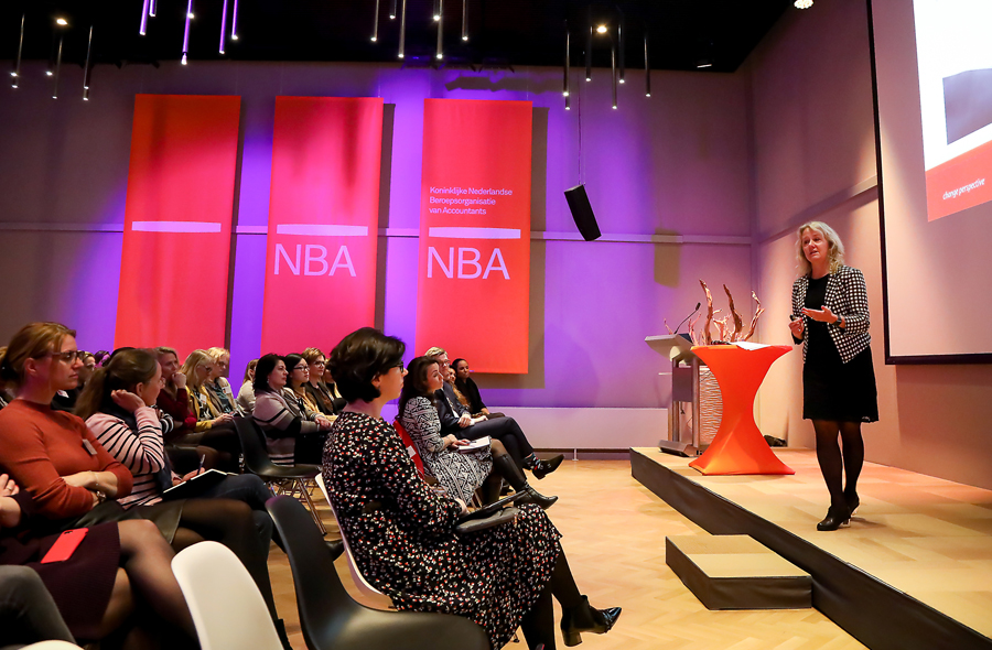 Prof. dr. Esther-Mirjam Sent spreekt de zaal toe