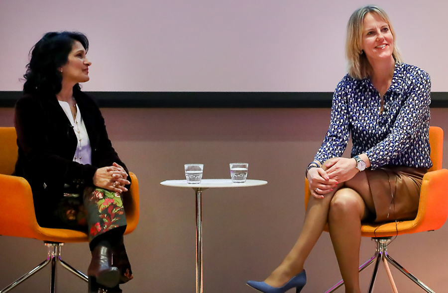 Dagvoorzitter Sandra Lutchman in gesprek met Agnes Koop-Aukes (PwC)