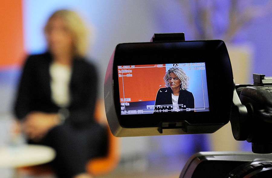 Marlies de Vries op het scherm van de filmcamera