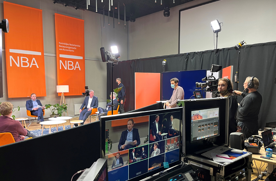 Podium met panel en tafel met opnameapparatuur tijdens het Fraudedebat op 9 november 2021