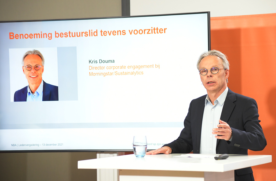 Kris Douma spreekt tijdens de NBA-ledenvergadering op 13 december 2021
