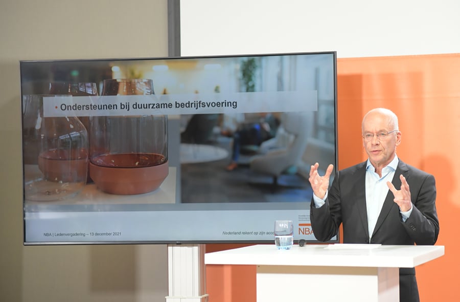 Berry Wammes spreekt tijdens de NBA-ledenvergadering op 13 december 2021