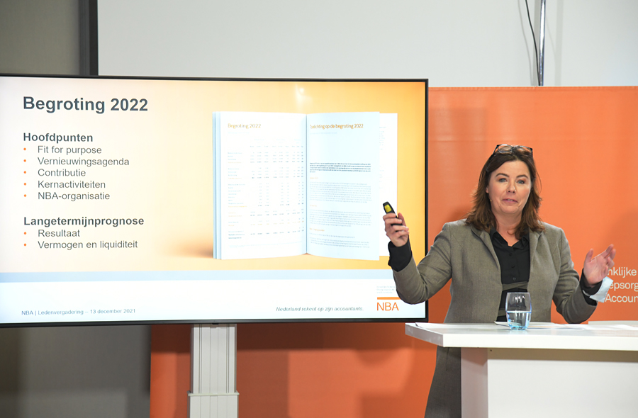 Esther van der Vleuten spreekt tijdens de NBA-ledenvergadering op 13 december 2021