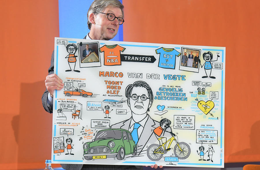 Marco van der Vegte met tekening van Ferry Timp