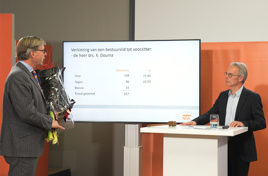 Marco van der Vegte met bloemen en Kris Douma, die net gekozen is als voorzitter van de NBA