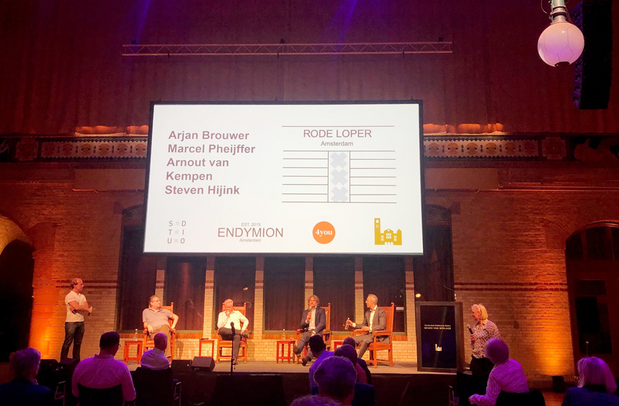 Panel op het podium tijdens het Rode Loper Debat op 10 september 2021