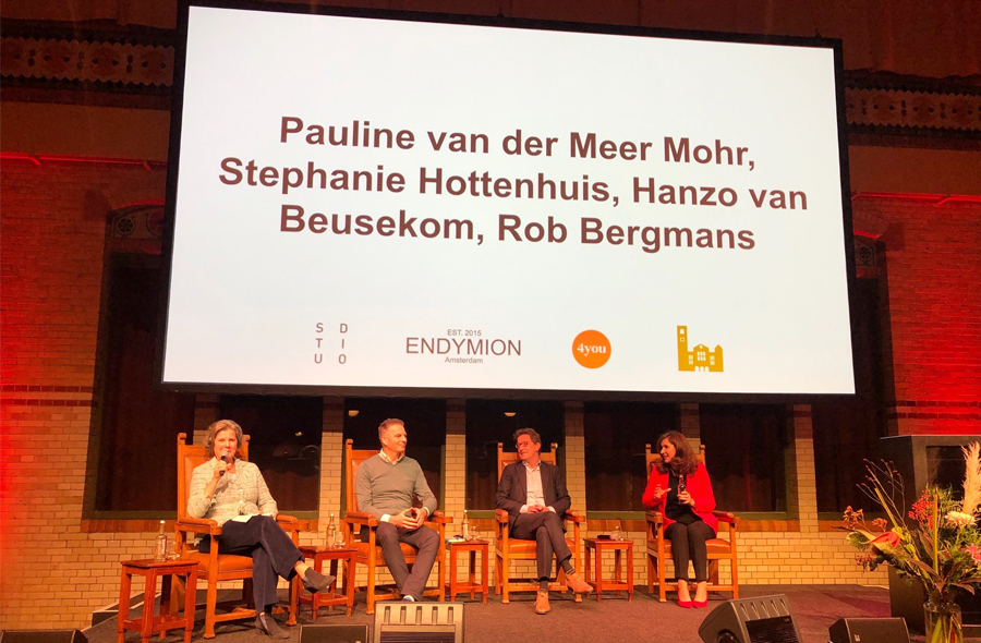 Pauline van de Meer Mohr, Hanzo van Beusekom, Rob Bergmans en Stephanie Hottenhuis op het podium van het Rode Loper Debat in november 2021