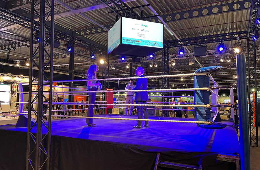 Kris Douma wordt geïnterviewd in een boksring op de Accountancy Expo op 21 juni 2022