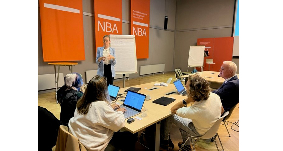 Deelnemers aan een middag van de Accounttech Werkgroep AI en Algoritmes, aan tafel met laptops