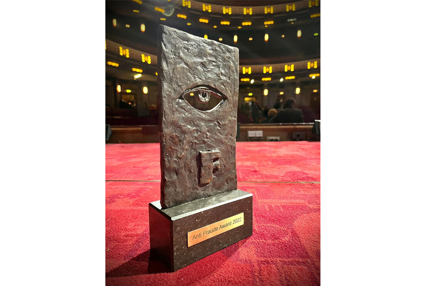 De Anti Fraude Award op een leeg podium