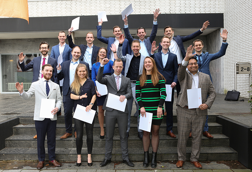 Diplomauitreiking 1 april 2022 860x590.jpg