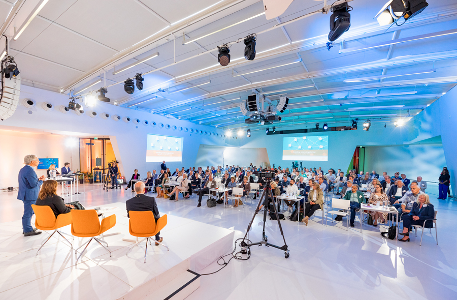 Zicht  op de zaal en het podium tijdens de ledenvergadering op 13 juni 2022