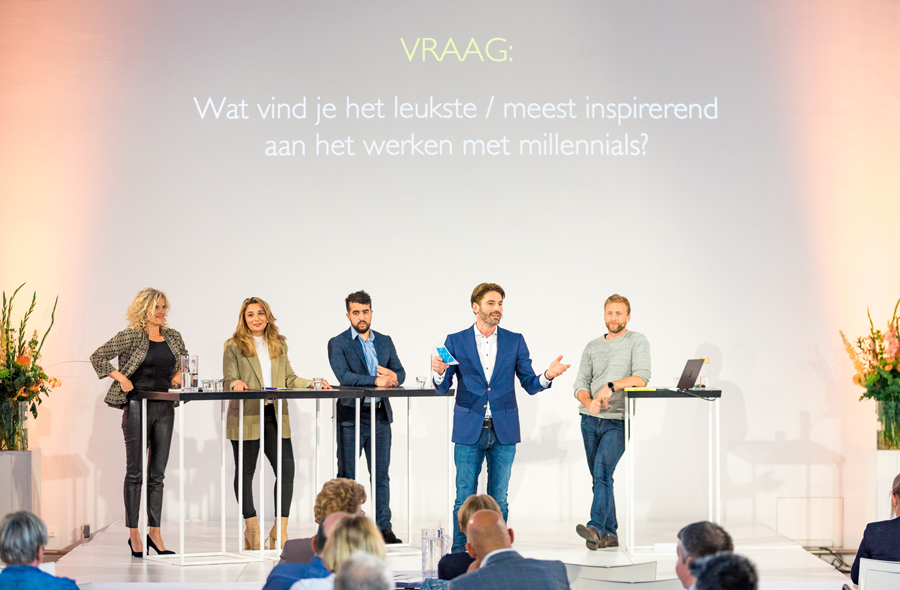 Host Gerrit Heijkoop en panel op het podium tijdens de themasessie voorafgaand aan de ledenvergadering op 13 juni 2022