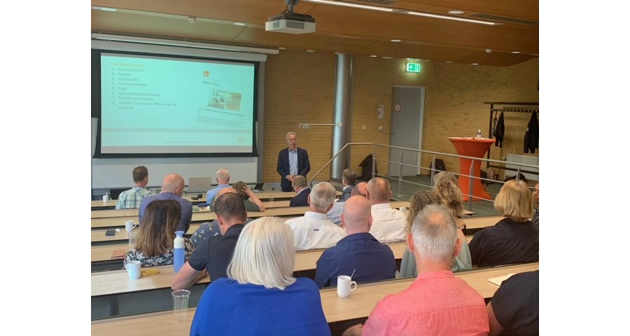 Kris Douma spreekt deelnemers aan de masterclass voor docente toe in een klaslokaal