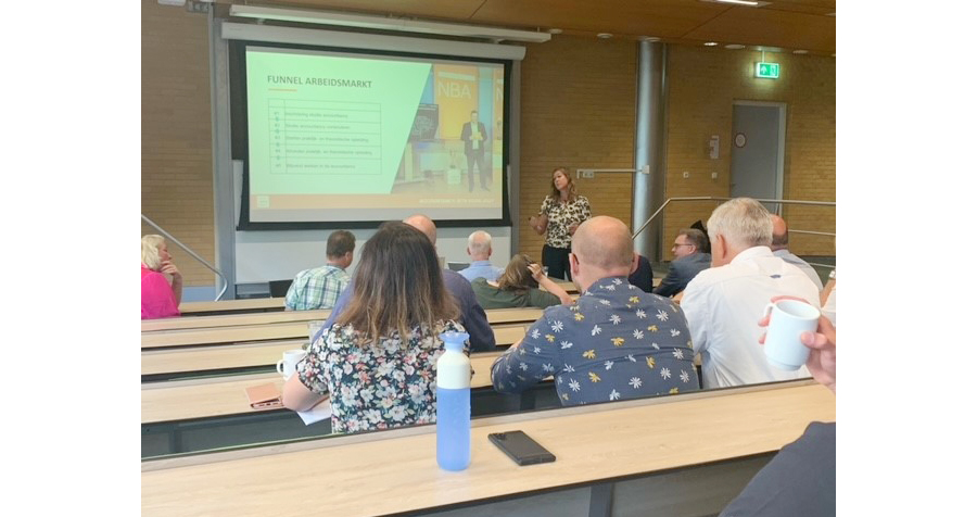 Judith Lieverse spreekt deelnemers aan de masterclass voor docente toe in een klaslokaal