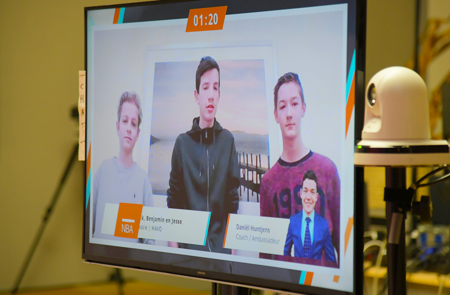 Deelnemend schoolteam op scherm tijdens de finale van de NBA Impact Challenge
