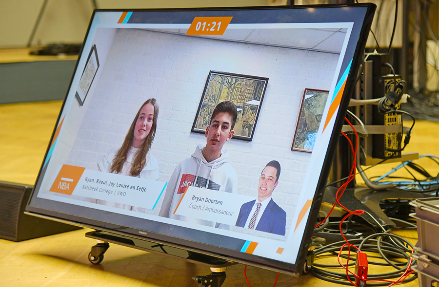 Team van het Kalsbeek College op scherm tijdens de finale van de NBA Impact Challenge