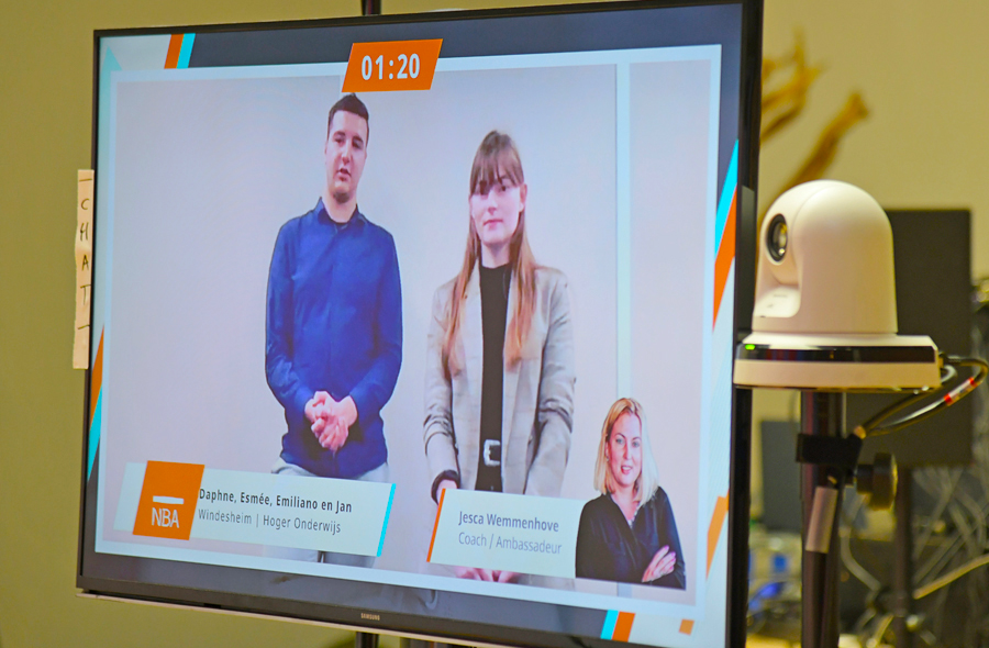 Team van hogeschool Windesheim op scherm tijdens de finale van de NBA Impact Challenge