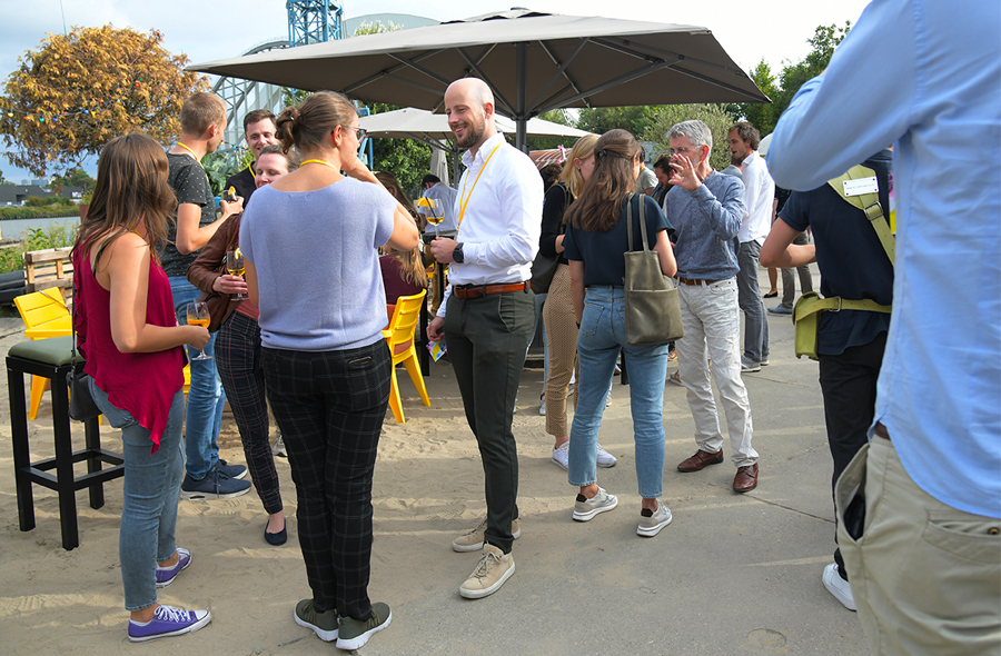Deelnemers Young Profs Festival op het terras