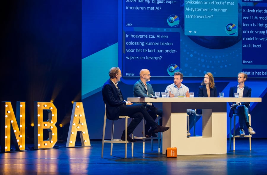 Rens de Jong en panel op het podium tijdens de deelsessie over AI op de Accountantsdag 2023