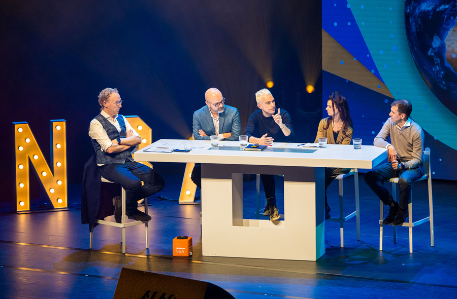 Rens de Jong en panel op het podium tijdens de deelsessie over AI op de Accountantsdag 2023