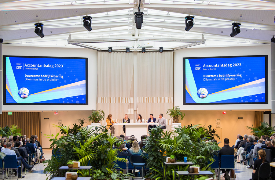 Zicht op de zaal en het podium tijdens de deelsessie over duurzame bedrijfsvoering op de Accountantsdag 2023