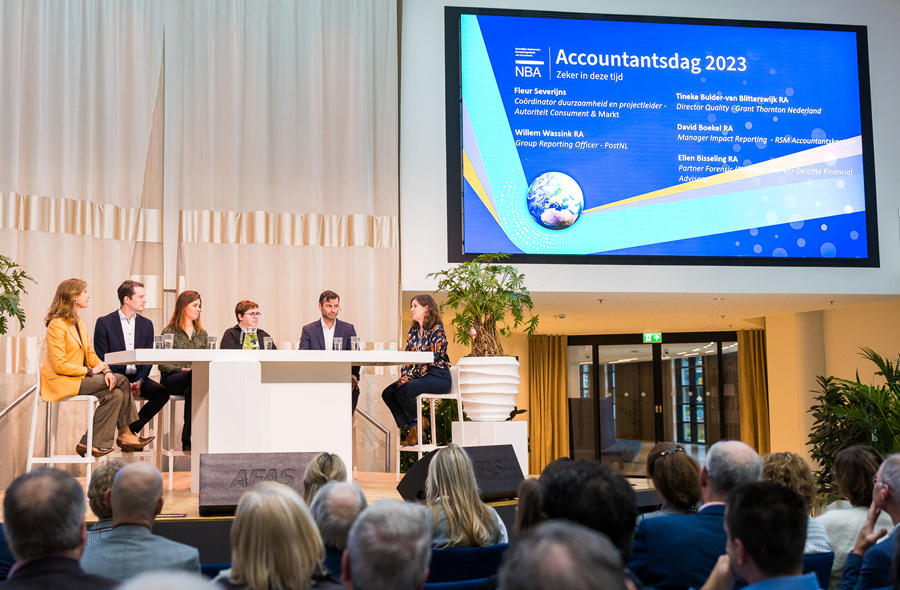 Panel op het podium tijdens de deelsessie over duurzame bedrijfsvoering op de Accountantsdag 2023