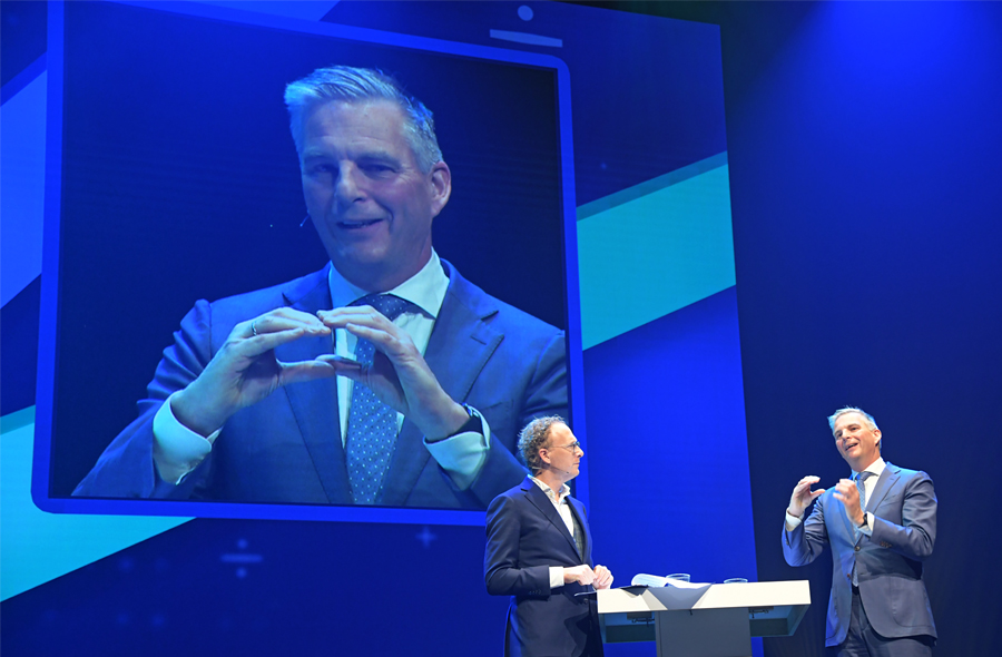 Hanzo van Beusekom (AFM) en Rens de Jong op het podium tijdens de Accountantsdag, 23 november 2023
