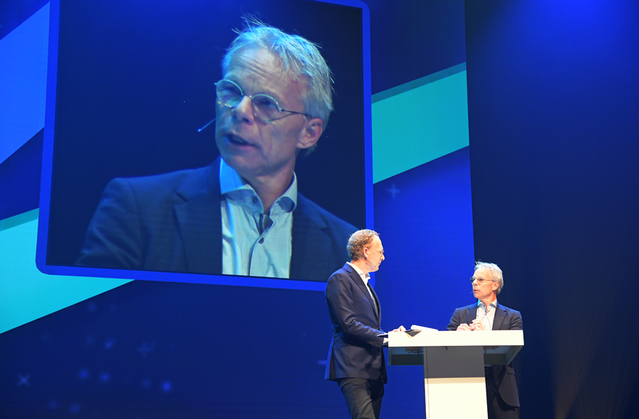 NBA-voorzitter Kris Douma en Rens de Jong op het podium tijdens de Accountantsdag, 23 november 2023