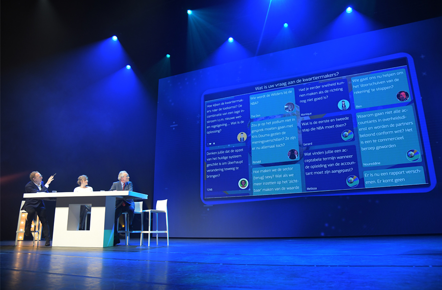 Rens de Jong, Marlies de Vries en Chris Fonteijn op het podium tijdens de ochtendsessie van de Accountantsdag 2023
