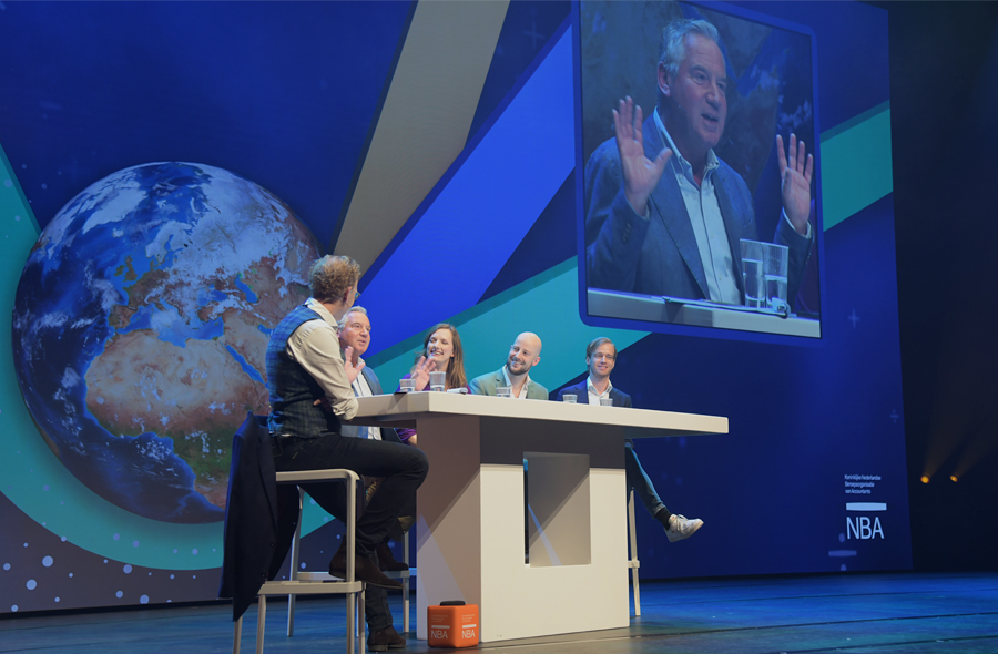 Rens de Jong en panel op het podium tijdens de Accountantsdag 2023