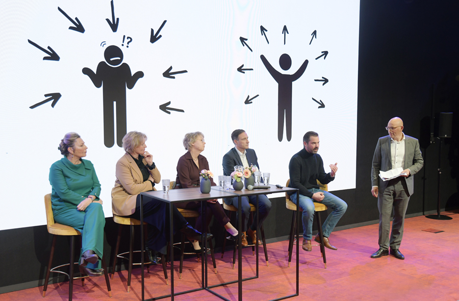 Robert Mul (NBA) en het panel op het podium tijdens de deelsessie over regeldruk op de Accountantsdag 2023