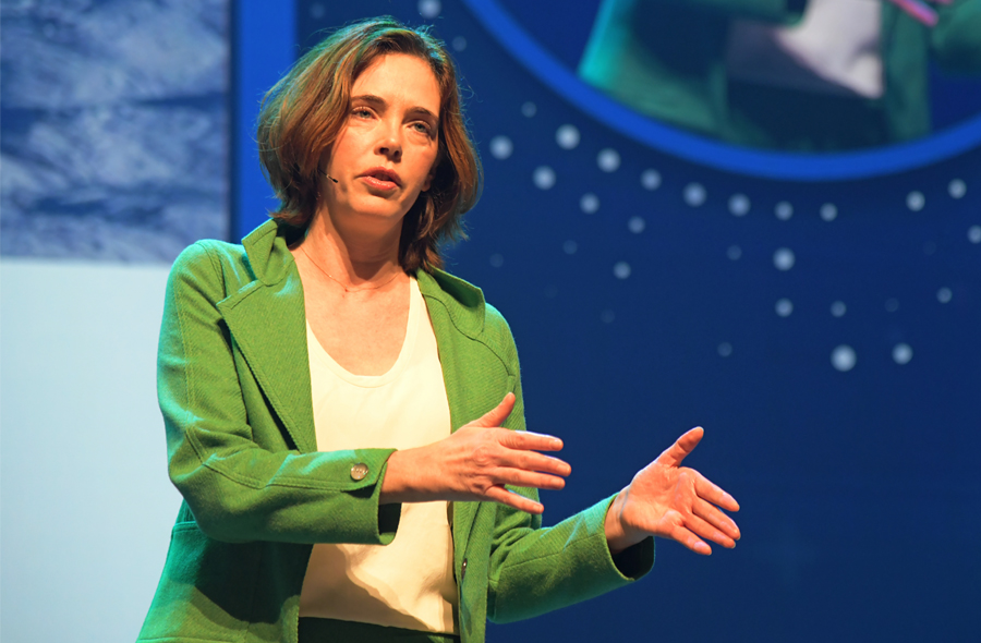 Sandra Phlippen op het podium tijdens de Accountantsdag 2023