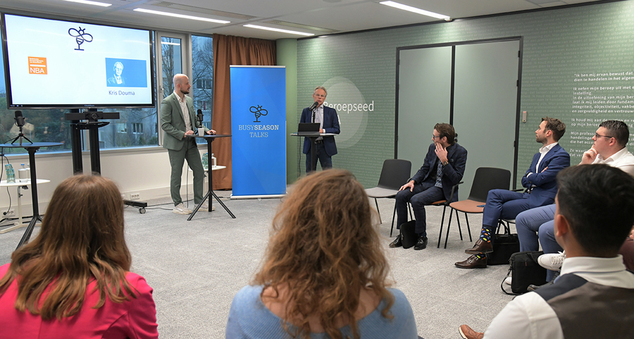 Jeffrey Heerschop, Kris Douma en deelnemers in de zaal tijdens het verkiezingsdebat van de BusySeasonTalks bij de NBA in Hoofddorp