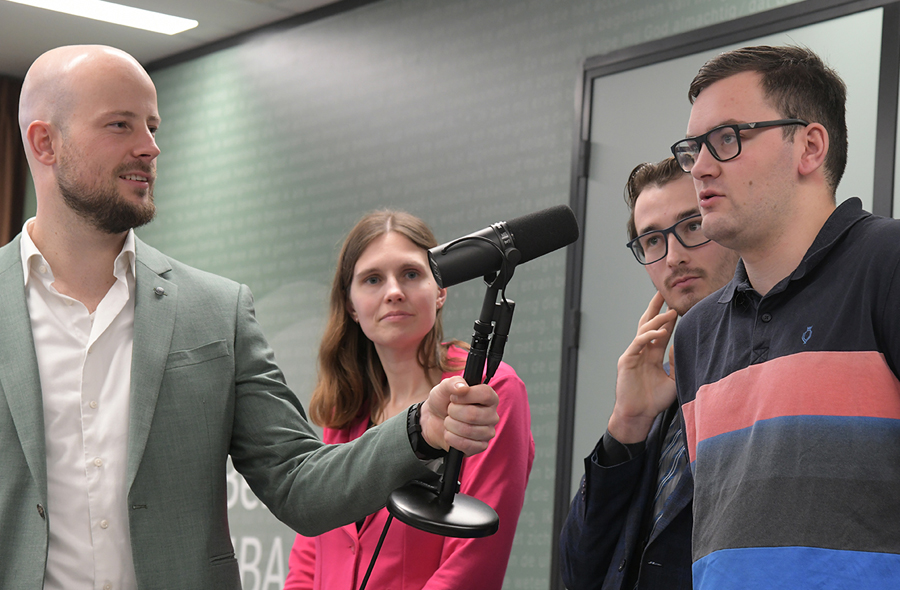 Jeffrey Heerschop met micorfoon bij deelnemers aan het verkiezingsdebat van de BusySeasonTalks bij de NBA in Hoofddorp