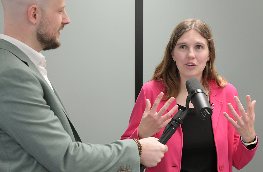Jeffrey Heerschop met micorfoon bij een deelnemer aan het verkiezingsdebat van de BusySeasonTalks bij de NBA in Hoofddorp