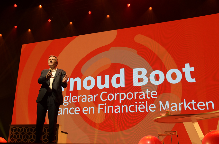 Arnoud Boot op het podium tijdens de Accountantsdag 2024