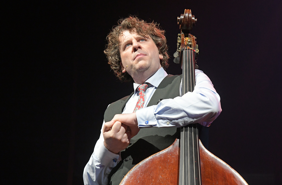 Dominic Seldis op het podium tijdens de Accountantsdag 2024
