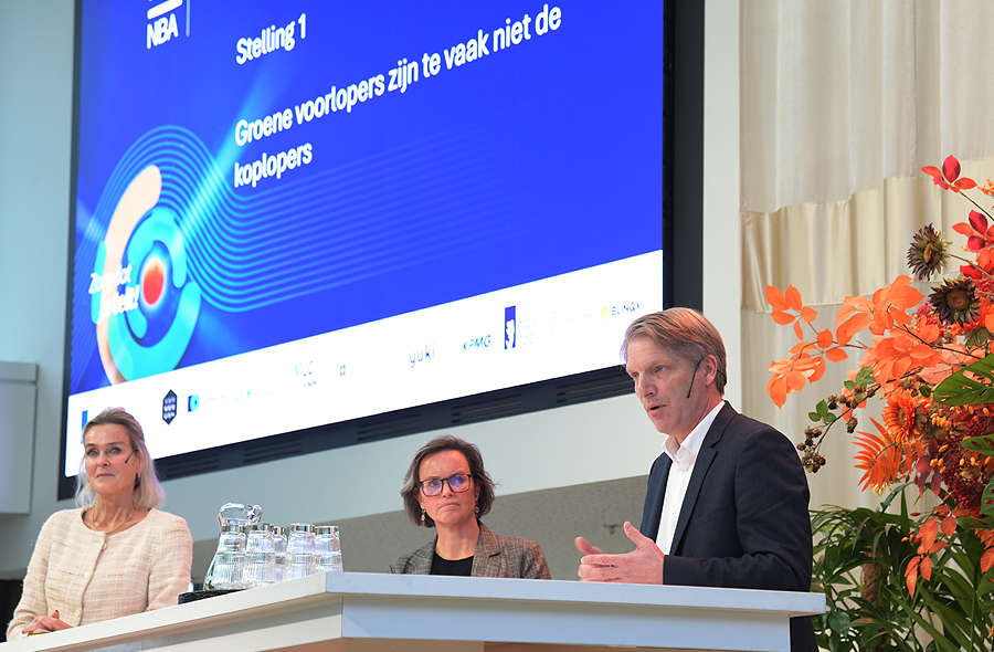 Barbara Baarsma, Jan Vesseur en Nicolette Loonen op het podium tijdens de Accountantsdag 2024