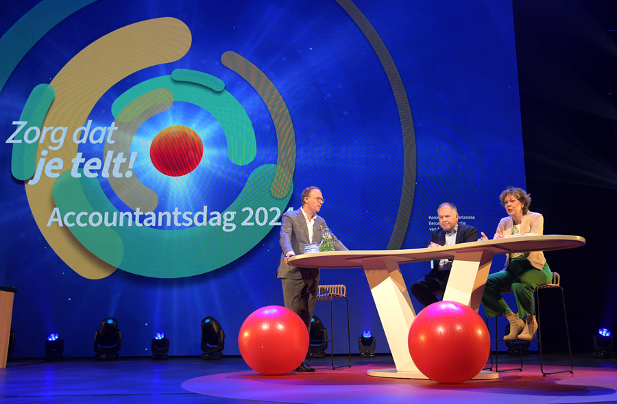 Rens de Jong, Han Metsers en Ingrid Thijssen op het podium tijdens de Accountantsdag 2024