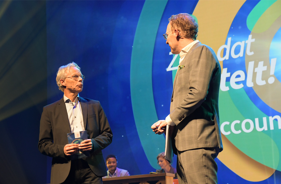 Kris Douma en Rens de Jong op het podium tijdens de Accountantsdag 2024