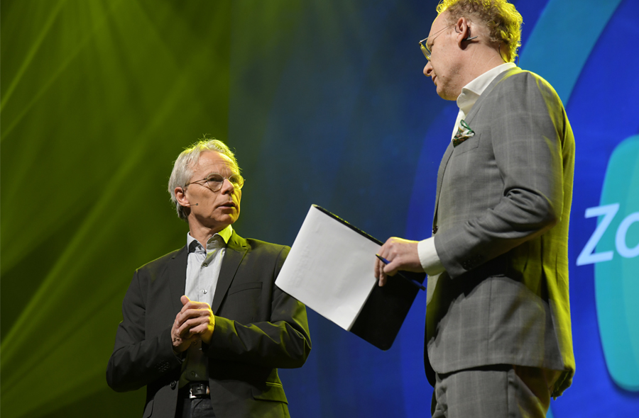 Kris Douma en Rens de Jong op het podium tijdens de Accountantsdag 2024