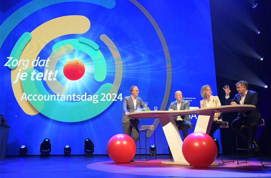 Rens de Jong, Agnes Koops, Eric Hutten en Mark Vaessen op het podium tijdens de plenaire slotsessie van de Accountantsdag 2024