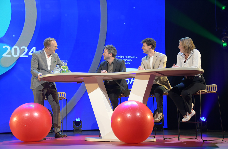 Rens de Jong, Huib Modderkolk, Liesbeth Holterman en Frank Groenewegen op het podium