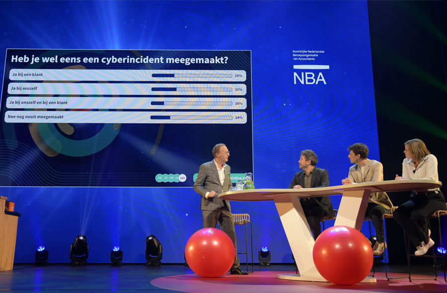 Rens de Jong, Huib Modderkolk, Liesbeth Holterman en Frank Groenewegen op het podium