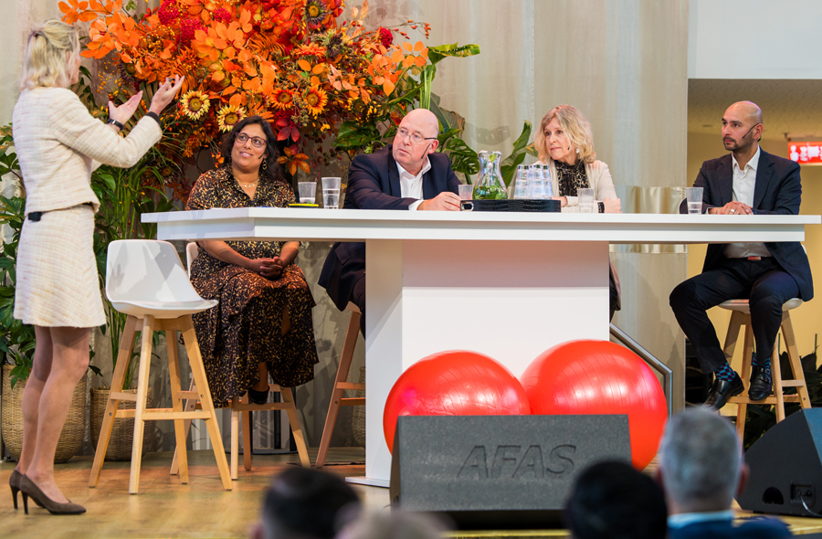 Panel op het podium tijdens de themasessie CSRD, Accountantsdag 2024